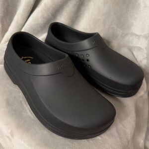 TreadSafe Black Clogs Unisex M6/W8
